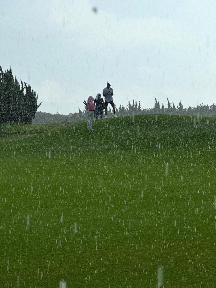 海星体育直播-不惧风雨！詹姆斯晒最近在上海冒着大雨打高尔夫：你能忍受雨水吗