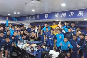 迎赛季首胜!三镇赛后更衣室庆祝,全队高喊:三镇加油